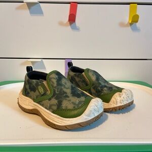 Keen camo slip on shoes